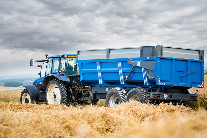 niebieski traktor i przyczepa