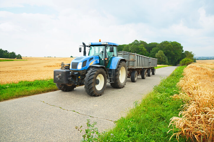 traktor z przyczepą