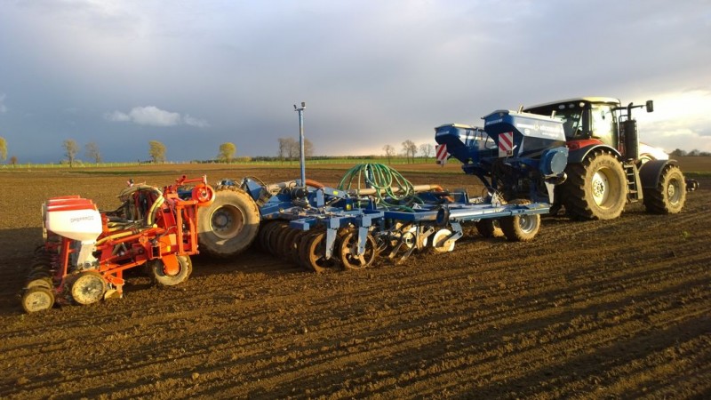 Kockerling Master 600 z siewnikiem Gaspardo Manta 8R + ciągnik rolniczy Versatile 260 